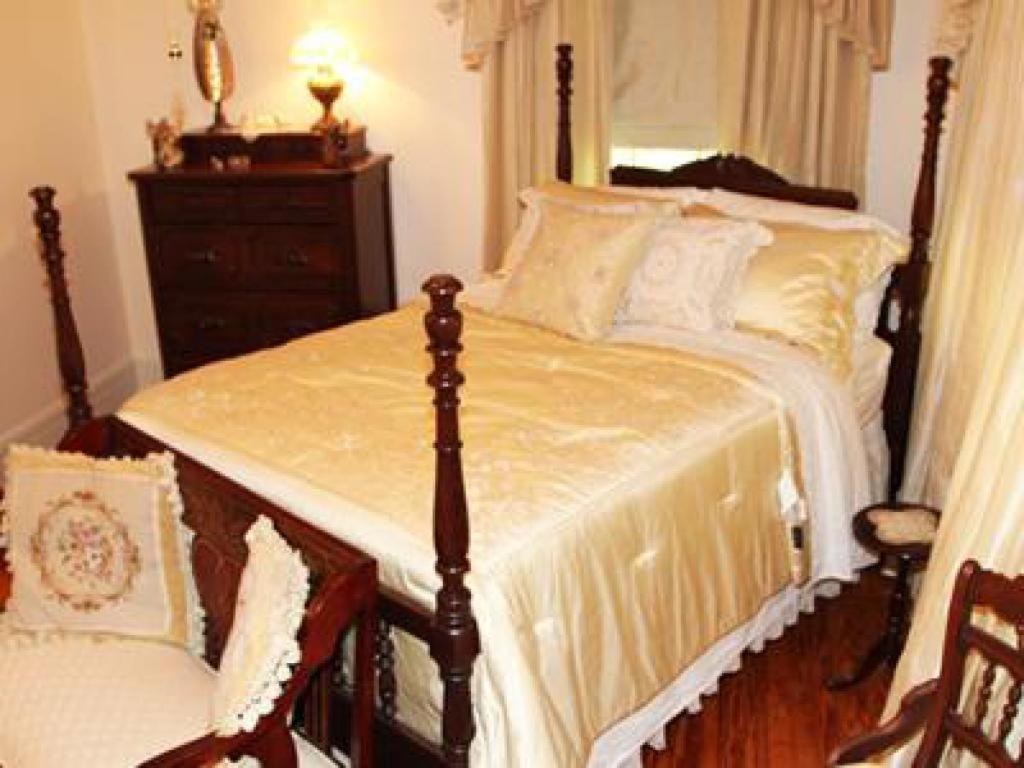 Angies B&B Wilmington Room photo